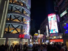 台湾の渋谷ともいわれる西門は、ネオンに包まれ若者や観光客を中心に非常に賑わっていました。
西門巡りはもう少しお預け、まずはホテルにチェックインして荷物を置きます。