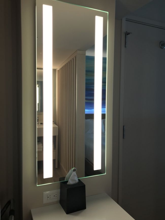 洗面の向かいにあったこの鏡はすごく便利でした。しっかり明るくなるのでメイクがしやすいです。