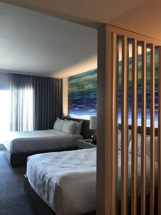 ホテルはシェラトンワイキキ。リノベーション後のお部屋は初めてです。オーシャンフロントで、部屋から毎日ウミガメの泳ぐ姿が見られるのが幸せです。