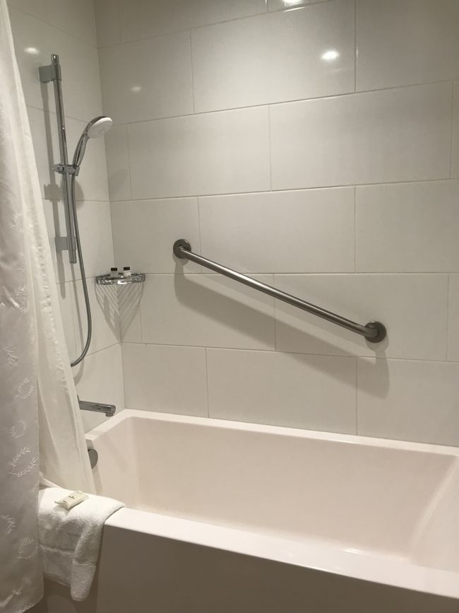 今回シャワーの水圧がすごく弱くて、修理の方にシャワーヘッドを交換してもらった直後はマシになったのですが、またすぐチョロチョロの水圧に。。<br />シャワー用に別のお部屋を用意すると提案されましたが面倒だったので、そのまま使いました。他のお部屋からもクレームが来ているらしく、毎晩10時頃に出にくくなるとのことなので、滞在中、夜は早めにシャワーを使いました。朝や昼間はちゃんと出ました。