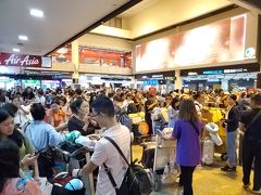 21：00
ドンムアン空港　第一ターミナル　到着！

・・・？？？
やはり・・・
なんだ　この列は・・・・？
身動きがとれません！