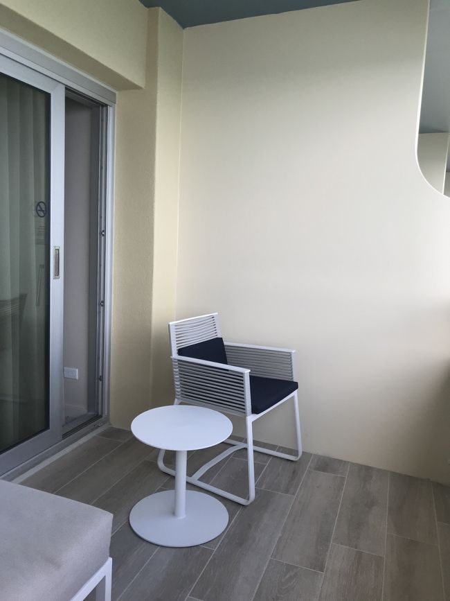 ラナイには椅子とテーブル、