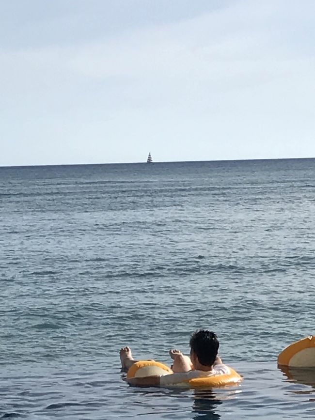 夫は荷解きしてすぐホテルのインフィニティープールへ。ほぼ毎日プカプカしてました。