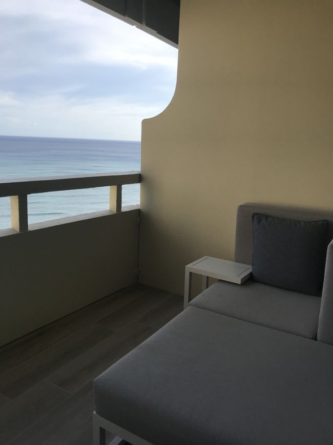 反対側にソファ。