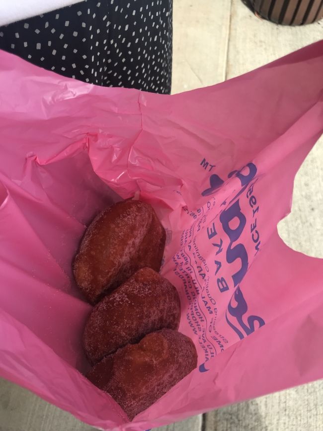 ワイケレプレミアムアウトレット。1時間ほどお買い物をして、義弟夫婦が買ってきてくれたレナーズのマラサダを食べながらワイキキに戻りました。<br />熱々のマラサダがビニール袋に直に入ってる。。