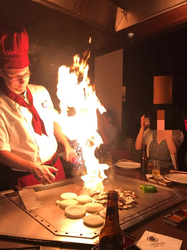 1日目の夕食は田中オブ東京へ。独特のノリにちょっと気を遣いますが、美味しいです。シメのガーリックライスまで完食してお腹いっぱいで長い1日の終わりです。…この後、シャワーのトラブルでバタバタしますが。。