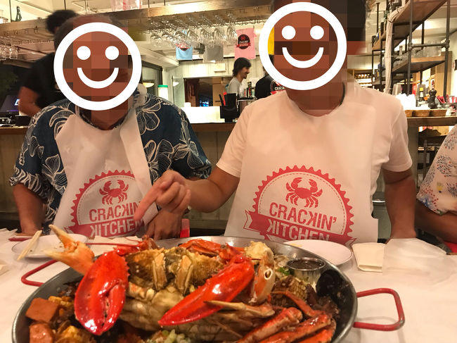 ホテルで休憩したり、プールに入ったりして夕食へ。予定していたお店が満席だったので、急遽決めたお店はクラッキン・キッチンです。お昼がエビだったけど、ま、いいかと。カニ、エビ、貝など、食べるのは大変だけど美味しかったです。