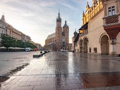 旧市街の中心となるのは中央市場広場です。
聖マリア教会、織物会館、市庁舎の塔などがここにあります。
