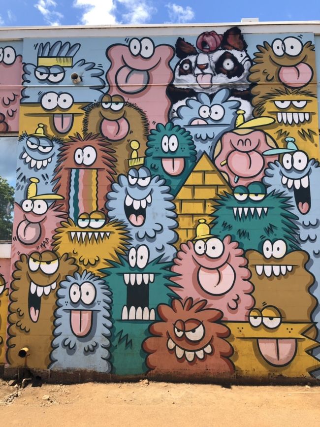 食後は車でカカアコ方面へ。有名なウォールアート。とりあえず写真を撮りに行ってみました。この辺りは日陰がないし、ワイキキより風も通らない気がします。すごく暑かったです。