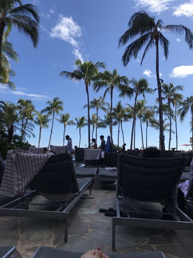 インフィニティプールは日差しが強いので、私は子供用プールがある方のビーチチェアでゴロゴロしてました。