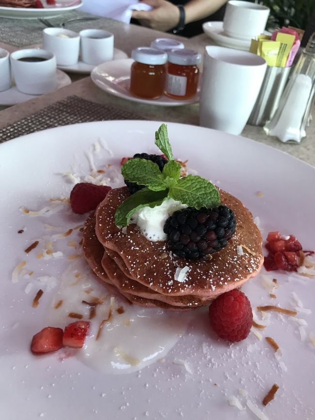 4日目の朝食はロイヤルハワイアンのサーフラナイへ。このピンクパレス・パンケーキが食べてみたかったので。HPの写真で見ていたよりだいぶ小さかったですが、ピンクに囲まれたロケーションは年甲斐もなくテンション上がります。