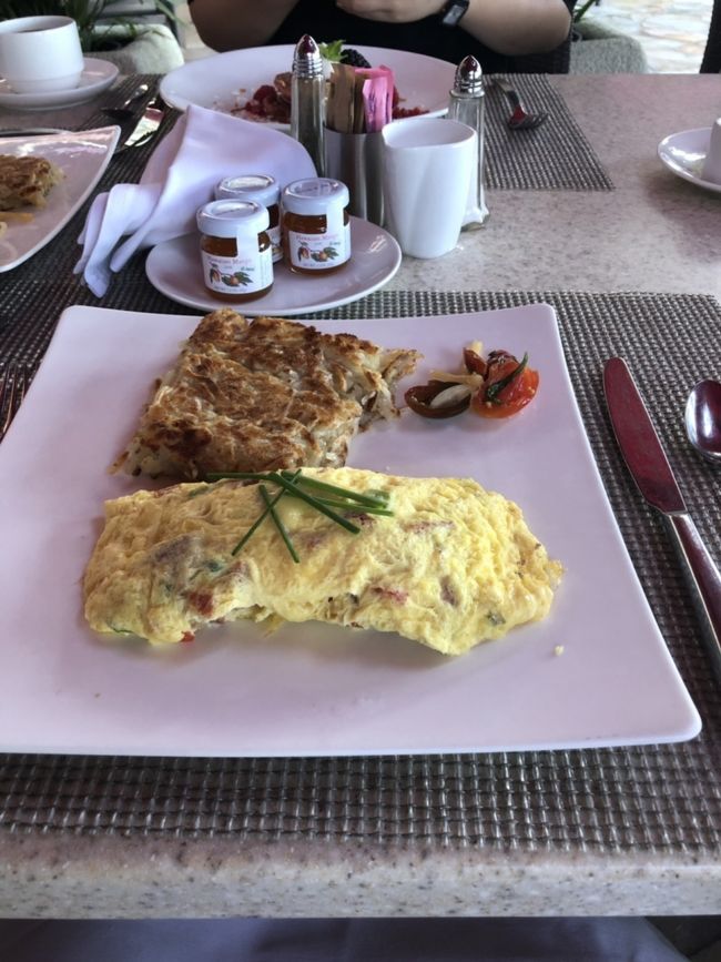 他にはオムレツなど頼みました。<br />朝食後はトロリーでアラモアナに向かいます。<br />レンタカーは、滞在中2日間だけ借りました。