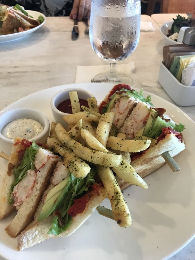 サーモンサラダをシェアして、ロブスタークラブサンドイッチや、