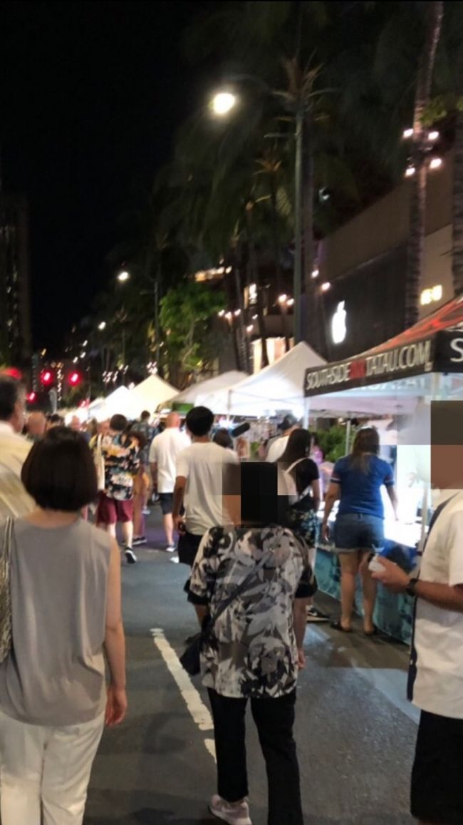この日の夜はカラカウア通りが通行止めで、露店がたくさん出てました。雑貨や食べ物など。地元の方も多く、すごく賑わってました。