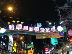 台中駅に戻ってバスで逢甲大学まで行き、夜市を散策しました。路線バスで1時間位かかりました。