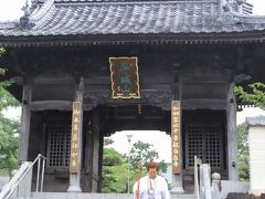 愛媛県に入り、、
四国八十八箇所　第40番札所　観自在寺
(1箇寺目)
http://www.88shikokuhenro.jp/40kanzaiji/

四国八十八箇所の中で第一番霊山寺(鳴門市)より最も離れた所にある札所に到達、、
皇室や宇和島藩にもゆかりのあるお寺として知られ
幅広い階層の人々から信仰のあった札所です、、

まずは凛とした佇まいの「仁王門」から、、

