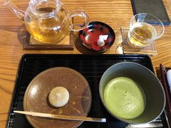 上生菓子(栗きんとん)とお抹茶のセット。

ほうじ茶と和三盆はサービスでいただけます。旅先でのお茶の時間ってほんと幸せ(´∀｀*)。