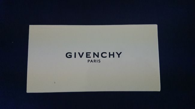 女友達に買ったジパンシィーのサングラスの箱です(^-^)カッコいいですねぇ～(^-^)v