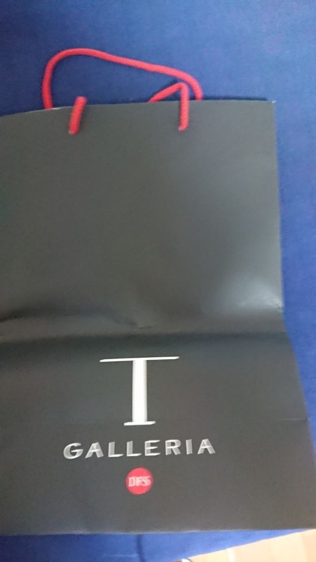 DFSギャラリアでは、こんな紙袋に入れてくれますp(^^)q