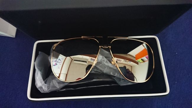 女友達に買ったジパンシィーのサングラスです少しプレスが違います(^-^)v似合って、気に入ってくれたら嬉しいですねぇ～(^-^)v