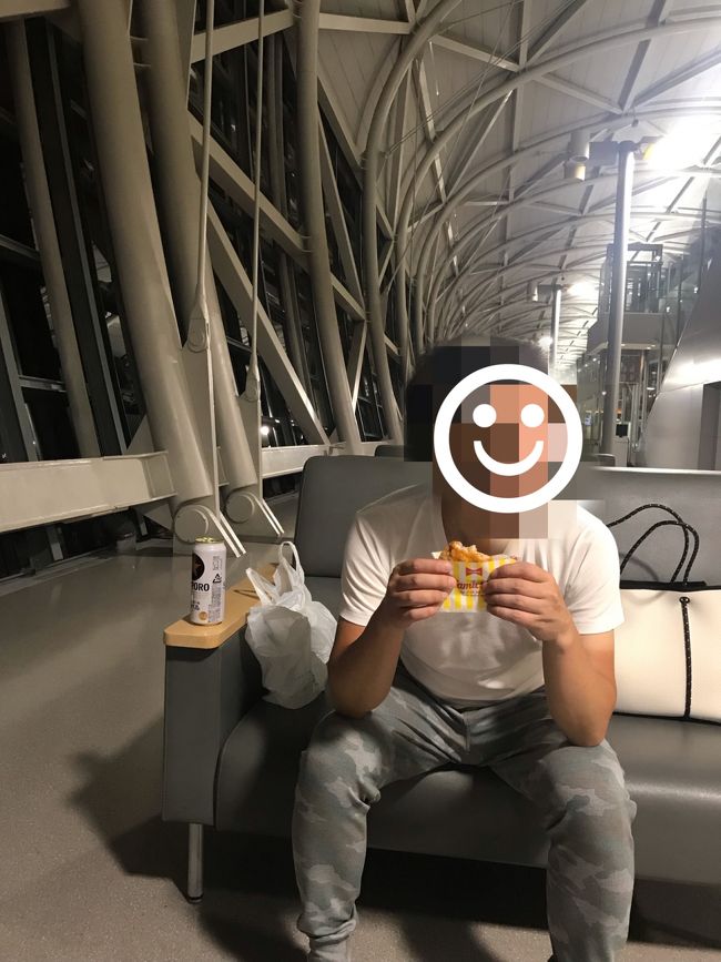 関空22：20発のJAL便です。他の家族はラウンジへ行きましたが、私たち夫婦は出発ロビーで時間潰し。ラウンジは混雑していたそうですが、ここはがらーんとしています。