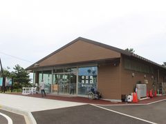 伊豆急下田駅から４５分、終点の石廊崎オーシャンパークに到着します。
きれいなビジターセンターがありました。