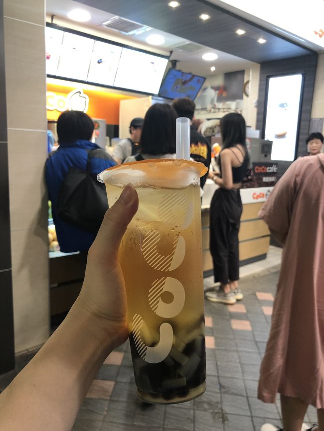 このフルーツティーにナタデココとタピオカが入ってるお茶、スッキリしてて程よい甘さで食感も良く、美味しかった！<br />日本にもcoco出来ないかなー。<br />これにて2日目は終了。<br />明日も朝からたべよー！