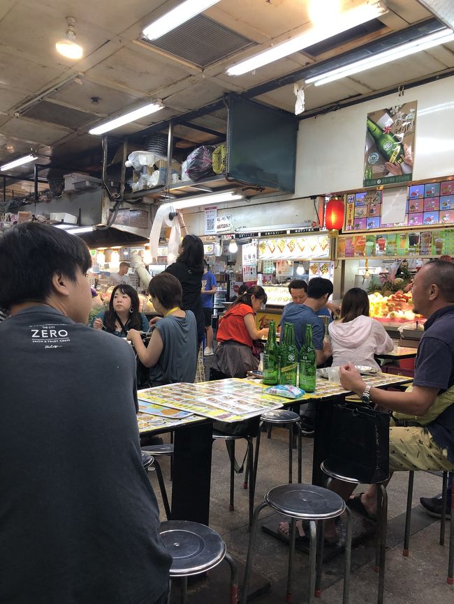 地下街で座ってるーろーはんと牡蠣の卵焼きを注文。