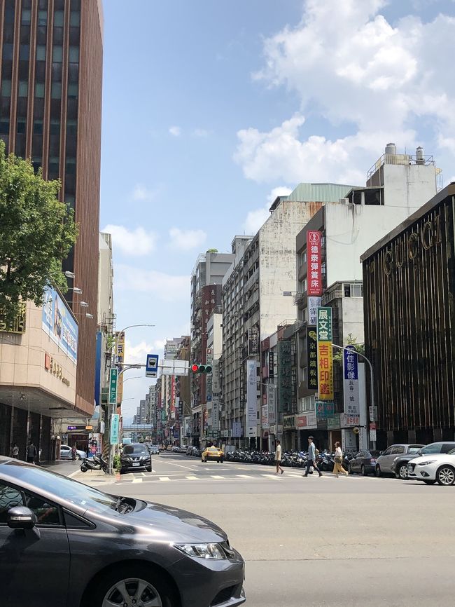 今日も快晴で暑い暑い。<br />お腹がいっぱいなので次は買い物、誠品生活松菸店 にむかいます