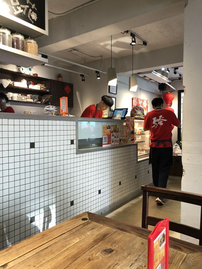 16:30頃なので、こちらも空いていて直ぐに座れました。<br />どうやらレジで注文して先でまつスタイル。