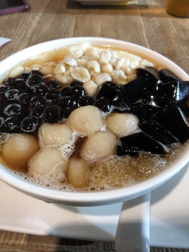 好きなものを乗せられる豆花を選べました！程よい甘さで疲れが取れます。。