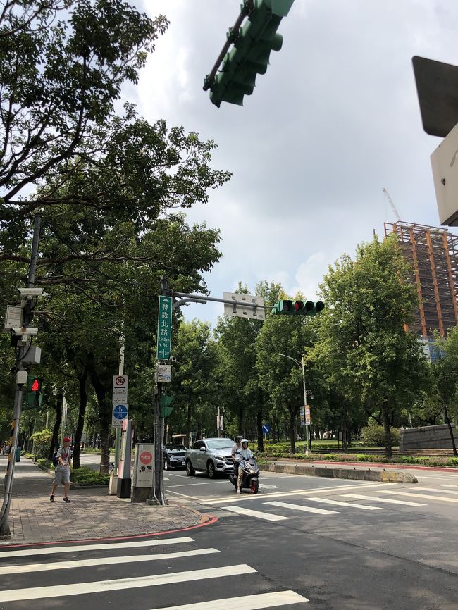 食べ終わったら、お散歩を兼ねて、中山のお茶屋さんへ。昇祥茶行というお茶屋さんに行く目的は両替です！なかなかレートが良いということで向かいました。<br />台北って現金社会のようでクレカ使えるところが少なくて、現金が尽きそうになったので。。<br />お茶屋さんの写真撮りたかったのですが、8月中旬に火事になったようで、バタバタされていたので写真は遠慮しておきました。。