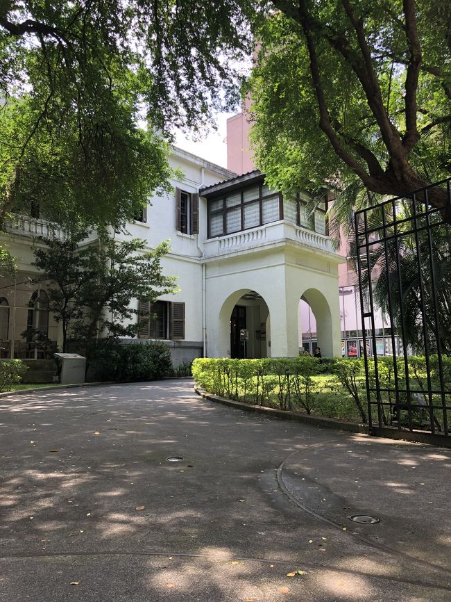 お昼は京鼎楼に行くことに。なんだか中山駅あたりで無駄な動きをしている気がしますが…<br />途中で光點台北（台北之家） に立ち寄り。かわいい雑貨やいい香りの石鹸が売ってました。二階は映画館になってた模様。<br />いい雰囲気でした。