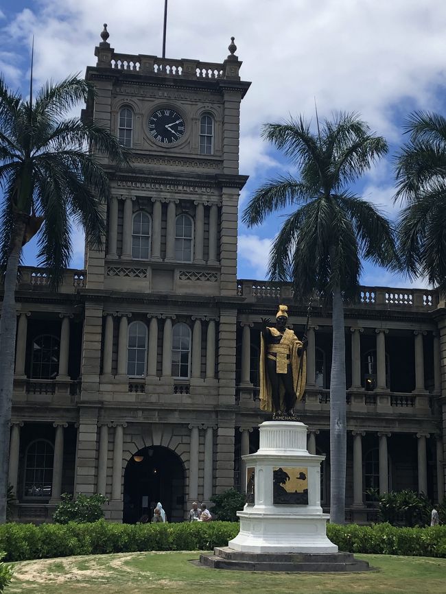 またザ・バスに乗り、ダウンタウンを過ぎて、カメハメハ大王像を見にやってきました。<br />息子夫婦は「Hawaii Five-O」を良く見ているそうで、ヒルトンハワイアンビレッジも良く登場すると言っていました。<br />ここはドラマの中では警察本部だそうです。<br />本当はハワイ州最高裁判所ですけれどね。<br />