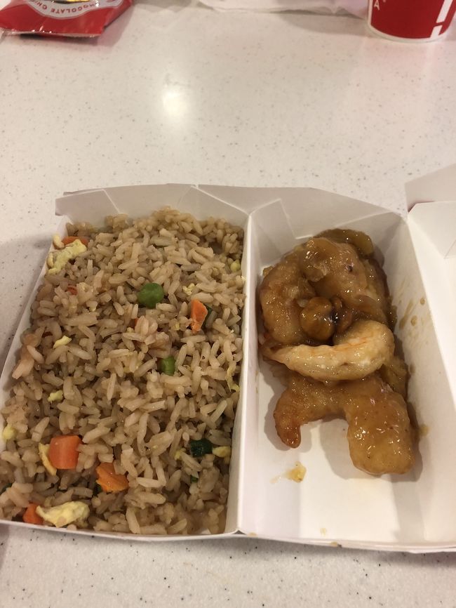 フライライス（チャーハン）とエビの甘辛いため。<br />かなりエビが少ない・・・(^_^;)