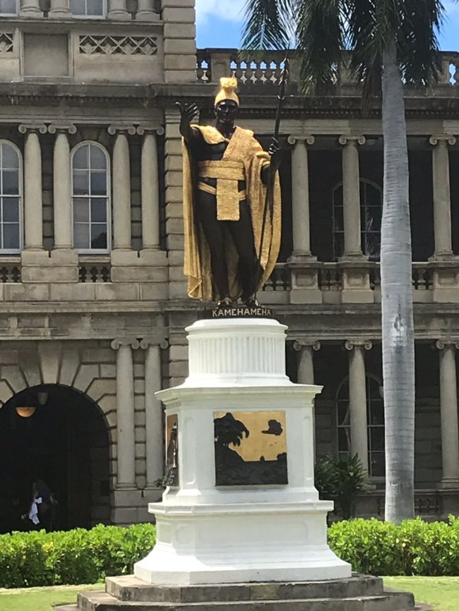 左手の槍は平和を象徴し、掲げた右手はハワイの繁栄を表しているそうです。<br />ちなみに「カ・メハメハ」はハワイ語で「孤独な人」「静かな人」の意味だと、以前ガイドさんから聞きました。<br />この像のモデルは、カメハメハ大王本人ではなくて、建立当時の宮廷で一番見た目が美しい男性ですって。<br />