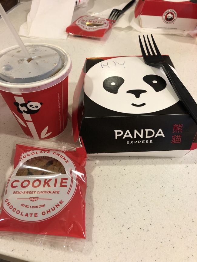 アラモアナセンターに戻って、マカイフードコートで昼食です。<br />こちらの食事は量が多いので、パンダエクスプレスのキッズメニューを選びました。<br />主食や副菜から２つ選び、ジュースとおやつのクッキーが付きます。<br /><br />