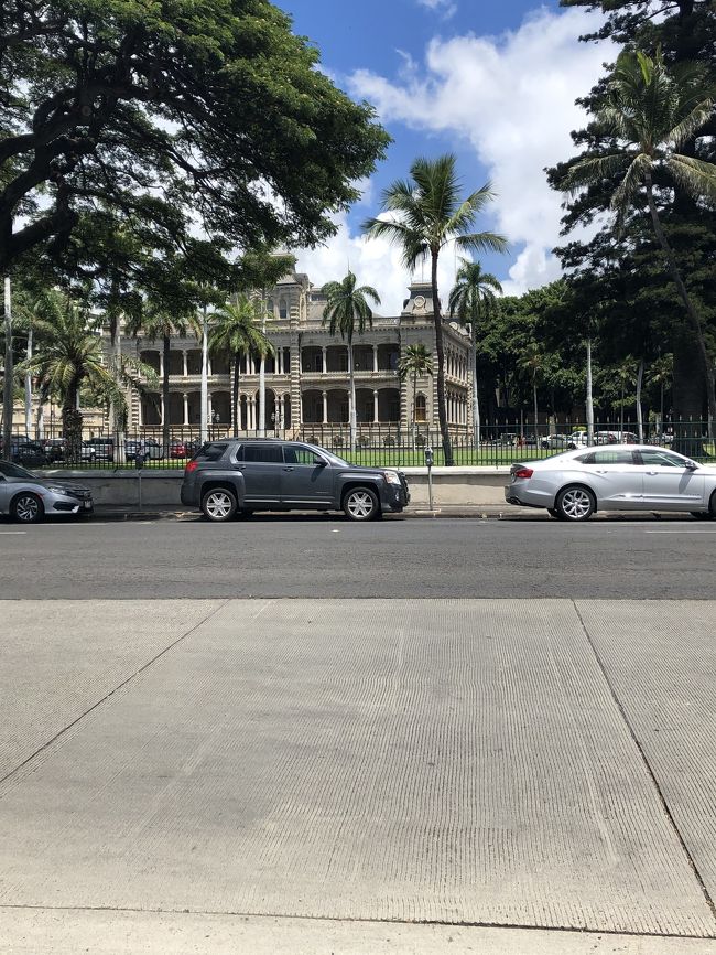 カメハメハ大王像の向かいには、イオラニ宮殿があります。<br />今回は行きませんでしたが、去年オーディオツアーで回り、説明が丁寧でわかり易く、興味深く見学しました。