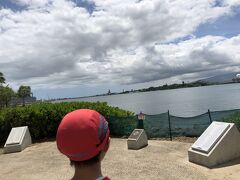 岸から見るアリゾナ記念館