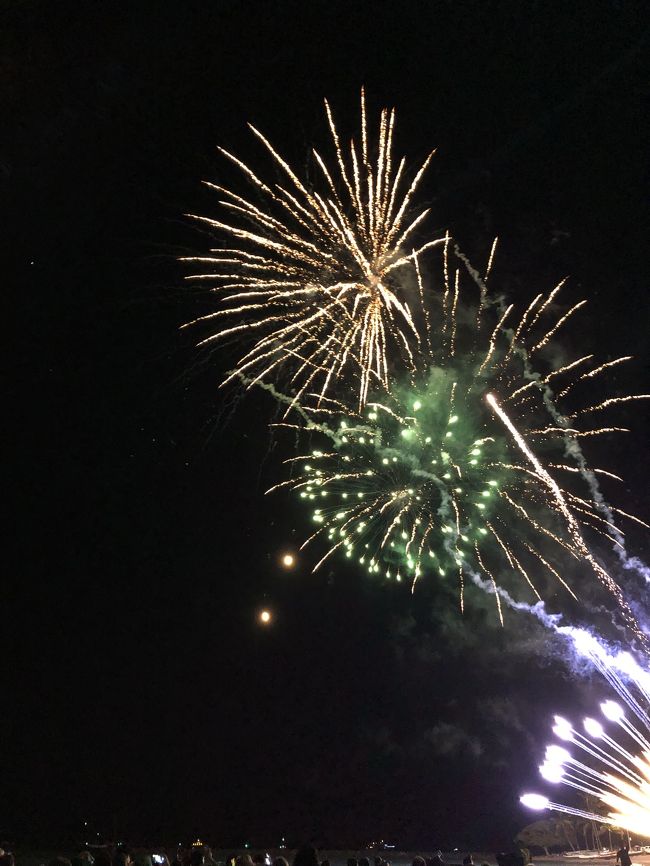 昨日海に持って行ったゴザがここでも大活躍。<br />海岸に敷いてそこで花火見学です。