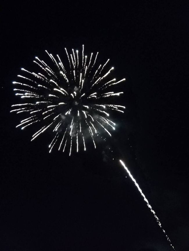 すぐ近くで上がるので、音と振動が体に響いて大迫力です。