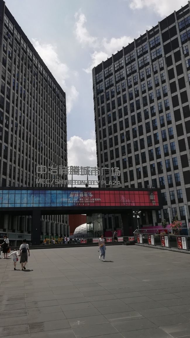 旅も後半になり、３日目はまず南翔老街へと出発しました！こちらは駅前にあったショッピングモールです。物色したかったのですが、まずは目的地に向かいます。バスで行こうと思い、バス停の人に聞いたら１１９番のバスで行くと言われ、バス停に行きましたが、南翔老街のバス停は１０個目ぐらいなんですよ！徒歩２０分ぐらいなのに１０個目とはおかしいと思い、不安になり徒歩で出発しました。グーグルマップも使えるWi-Fiをレンタルしたいたので、スムーズに現地にたどり着くことができました！