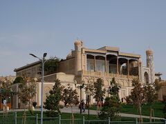 ハズラット・ヒズル・モスク。ウズベキスタンの初代大統領、イスラム・カリモフさんが埋葬されているそうです。
