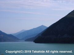 ジンヴァリ貯水池(???????? ??????????)

西端部からの貯水池全景です。