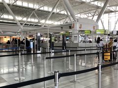 出発の2時間前に福岡空港に到着、いつもは韓国人観光客が大半を占めているカウンターも、日本人大学生がほとんどでした。

座席の指定は追加料金がかかるのでしていなかったのですが、チェックインの時スタッフの方が窓側か通路側か選ばせてくれたので通路側を選びました。

ジンエアーは大韓航空系のLCCだそうで、機内サービスや接客はかなり良かったです。


