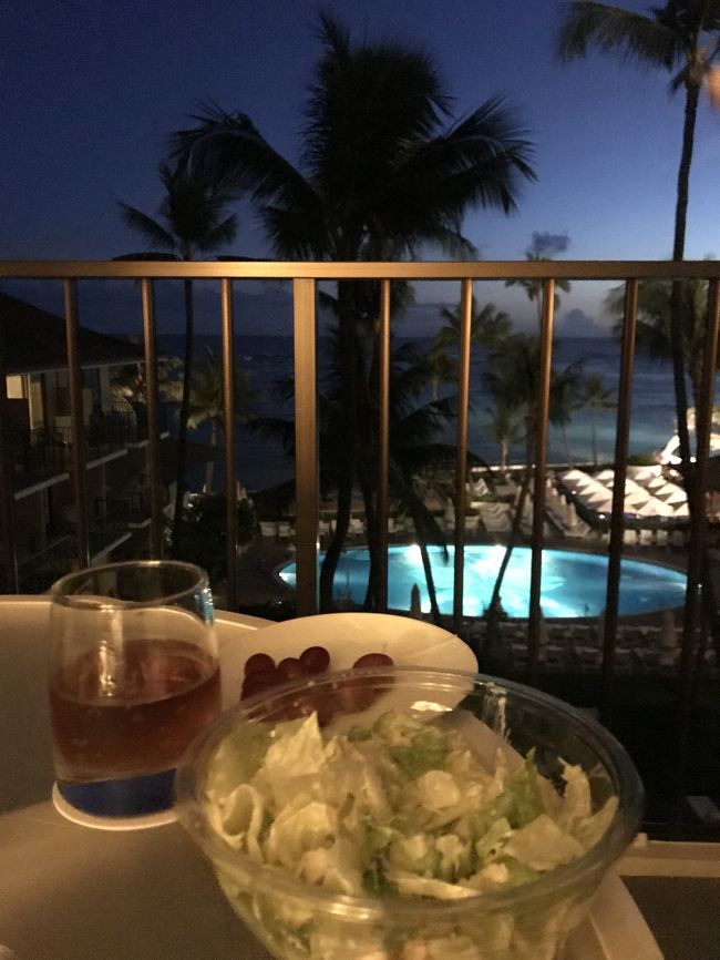 ホテルに戻って軽く食事を、、ベランダで食べるごはんが好きです