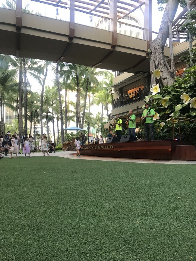 ロイヤルハワイアンの前でも<br />こどもたちはバンドマンの演奏に合わせて踊って踊って♩こちらまで楽しいきもちにさせてもらいました