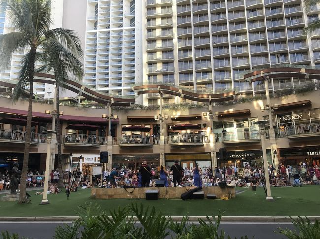 戻ってきて爆睡。笑 夕方お散歩へ。ワイキキウォークでもフラダンスをやっていましたよ 