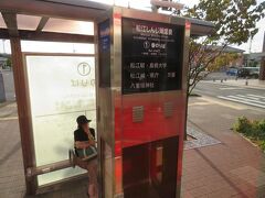 乗車したバス停は松江城の北側。バスは松江城の西側を南下し、一畑電鉄の松江しんじ湖温泉駅前にも立ち寄ります。
