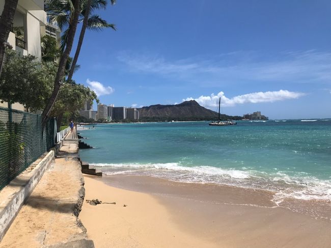 ダイヤモンドヘッドと青い海。青い空。<br />これぞ常夏ハワイ！